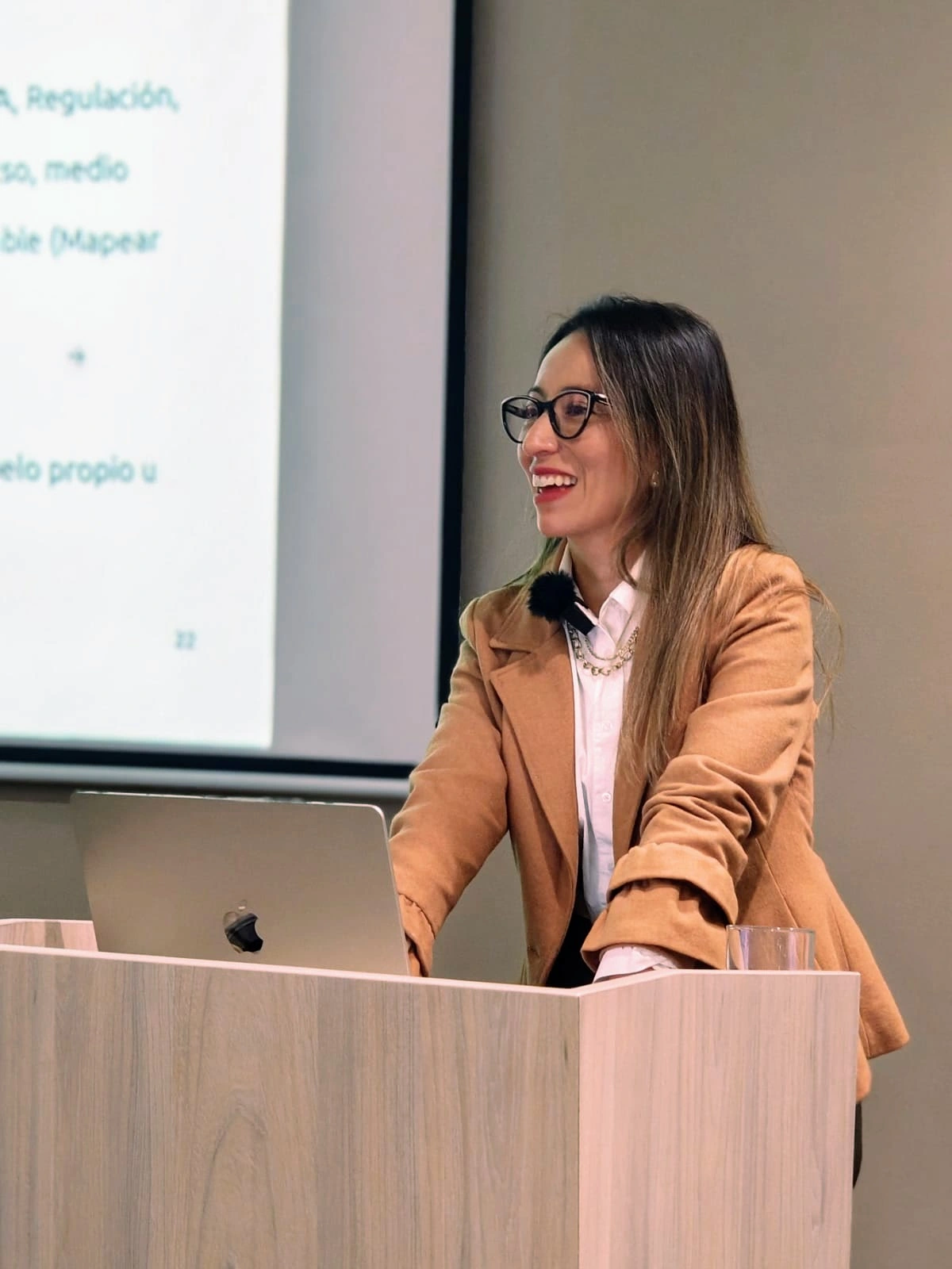 Facilitadora impartiendo una formación corporativa